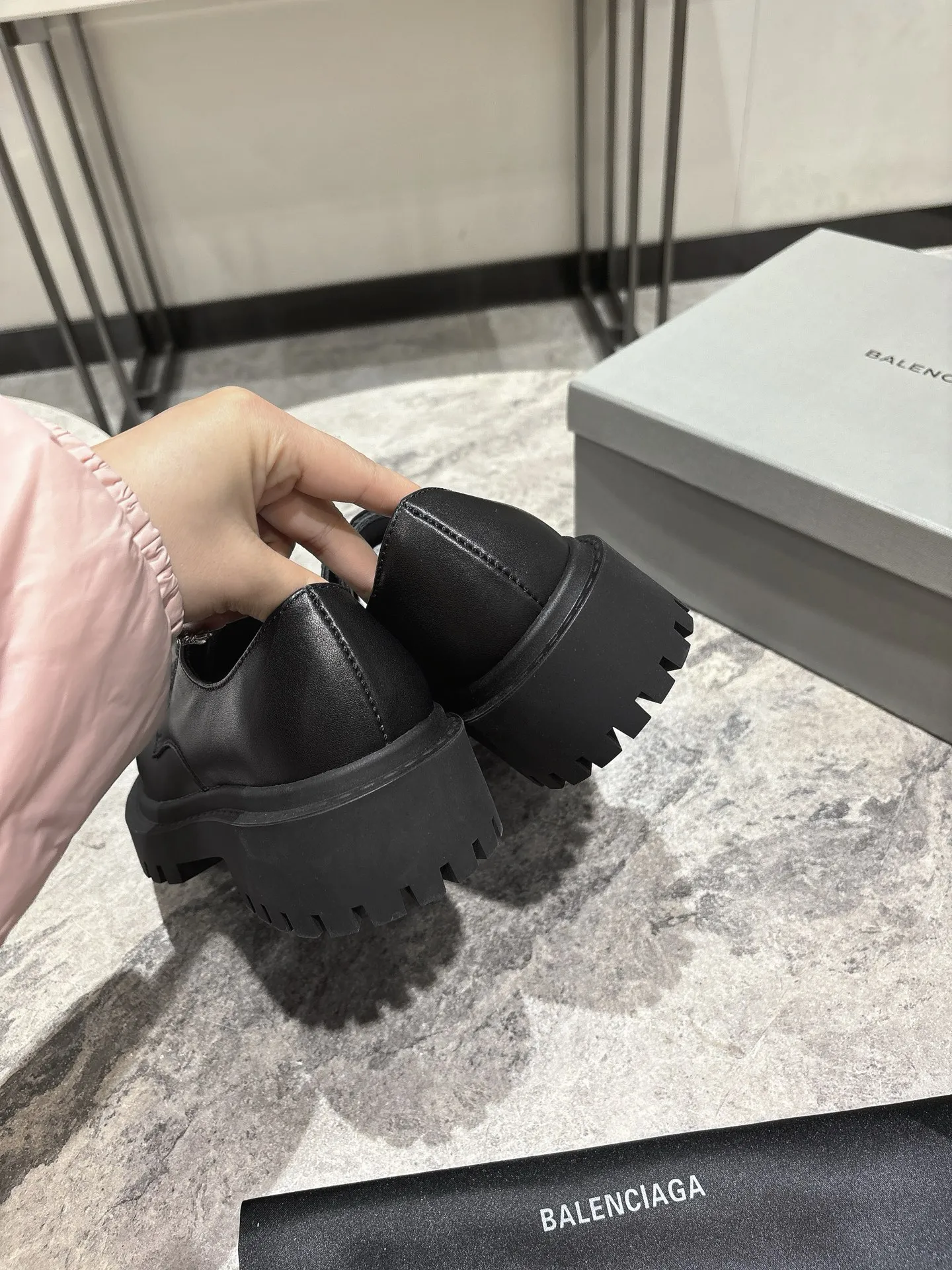 👟👟Ex-factory price 660👟👟 BALENCIAGA Balenciaga's new Stomper Derby big-toe derby shoes. This pair of shoes is simply a dark horse in this year's fashion circle. The exaggerated big-toe design makes people fall in love at first sight! 💖 When I first saw it, I was attracted by the big B logo. It’s so recognizable! Wear it, whether paired with skinny jeans or wide-leg pants, you can easily style it and look extremely fashionable! The double B decorative buckle is hand-inlaid with pure copper hardware. ▪Fabric: original full-grain cowhide. ▪Inner feet: water-dyed cowhide. ▪Sole: original rubber outsole.